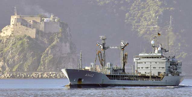 Marine-Tanker am Horn von Afrika: Friedensmission oder Kriegseinsatz? (Foto: pa/Marine)