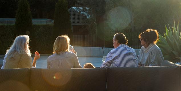 Wohlstand im Alter: Die sogenannten Boomer gehen in Rente. Vielen aus dieser Generation geht es finanziell sehr gut. Sollen sie den Ärmeren etwas abgeben? (Foto: istock by Getty / VMJones)