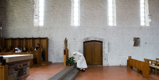 Eine Novizin verbeugt sich vor dem Altar der Klosterkirche St. Marien zu Helfta in Sachsen-Anhalt: Das Zisterzienserinnenkloster ist so bekannt wie wenige Klöster in Deutschland. Viele haben große Probleme, Ordensnachwuchs zu finden. (Foto: pa/zb/Peter Endig)