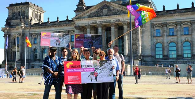 Vertreter deutscher Friedensorganisationen am 1. September vor dem Reichstag. Um Frieden für Syrien zu erreichen fordern sie mehr internationale Vermittlung, eine stärkere Unterstützung der gewaltfreien Opposition und Verhandlungen mit dem Islamischen Staat (Foto: Röder)