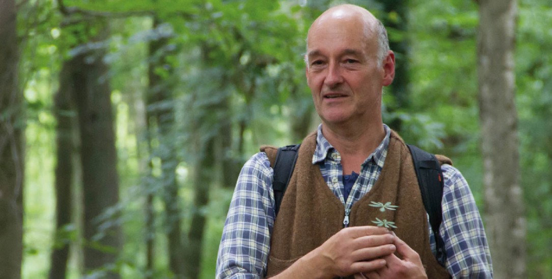 »Bist Du der Waldmeister?« Kinder haben das Michael Zobel gefragt. Der Waldpädagoge findet, so schlecht passt das nicht. Und in der Hand hält er echten Waldmeister. (Foto: gruen24.org)