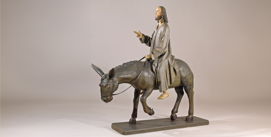 Beliebt bei Kindern: Der Palmesel mit reitendem Jesus wurde für die Palmsonntagsprozession auf ein Podest mit Rädern montiert. (Foto: Anne Gold / Suermondt-Ludwig-Museum  Aachen)