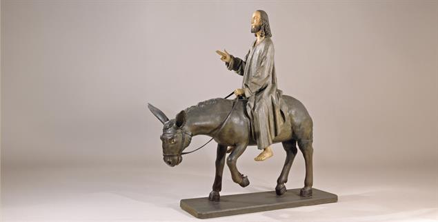 Beliebt bei Kindern: Der Palmesel mit reitendem Jesus wurde für die Palmsonntagsprozession auf ein Podest mit Rädern montiert. (Foto: Anne Gold / Suermondt-Ludwig-Museum  Aachen)