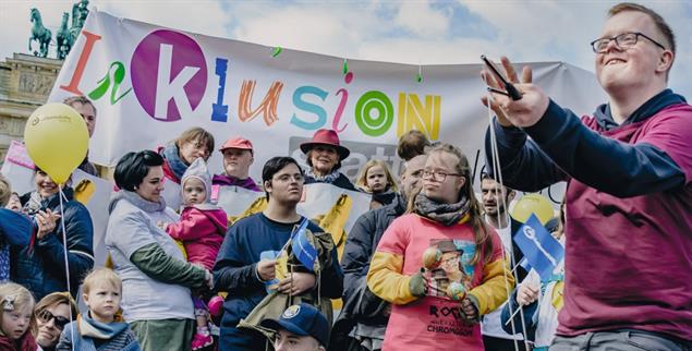 Protest gegen den Test: Menschen mit und ohne Behinderung demonstrieren in Berlin. (Foto: PA / SZ Photo / snapshot-photography / M.Czapski)