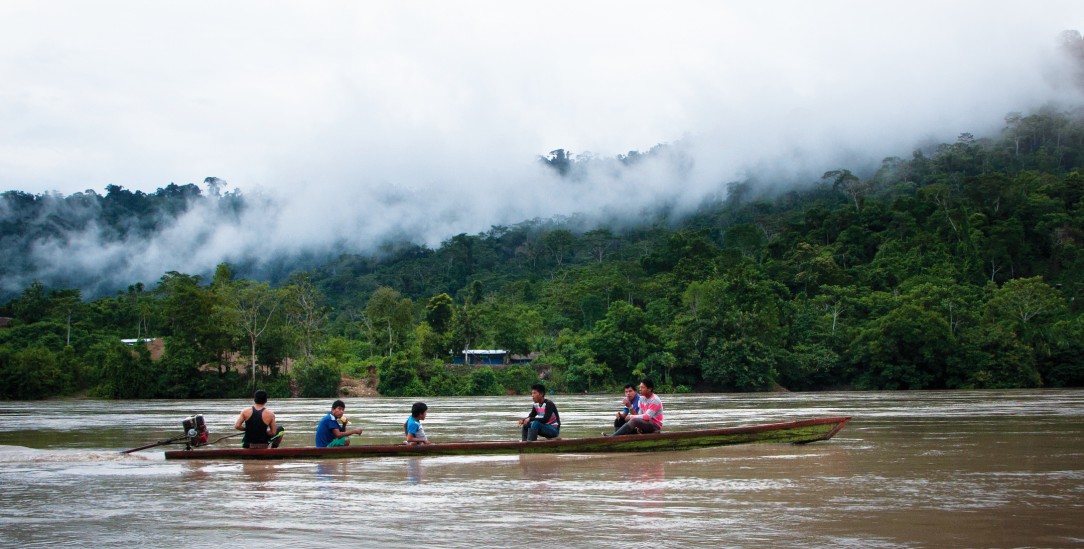 Die Menschen und der Fluss: Auch der Marañón hat jetzt eigene Rechte (Foto: alamy/Bernard) Golden