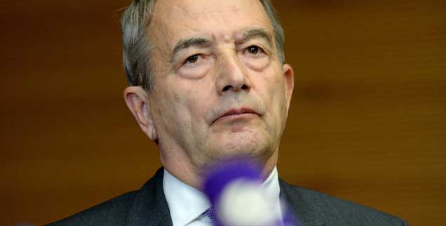 Der DFB-Präsident Wolfgang Niersbach hat am Montag seinen Rücktritt erklärt. Zugleich hat er jede persönliche Schuld ausgeschlossen. Im Raum stehen Vorwürfe, die WM 2006 in Deutschland sei womöglich gekauft gewesen (Foto: pa/Foto Huebner)