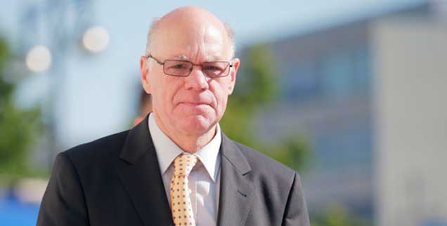 Norbert Lammert vor dem Konrad-Adenauer-Haus in Berlin: Der Präsident des Deutschen Bundestags  wollte eigentlich mal Musiker werden, am liebsten Dirigent. Jetzt dirigiert er noch bis zur Bundestagswahl das Parlament. (Foto: pa/Kappeler)