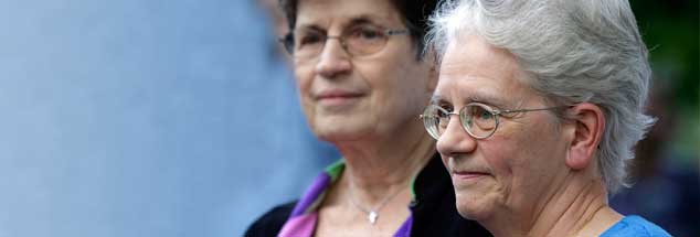 Interessiert an einem offenen Dialog mit dem Papst: Florence Deacon (vorn) und ihre Amtsvorgängerin Pat Farrell. (Foto: pa/ap/Perlman)