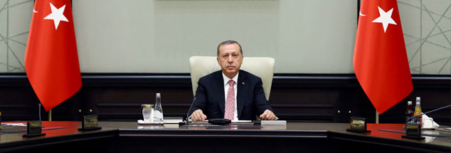 Erdogan und die Insignien seiner Macht: Er wirkt wie ein Rächer. Kann er seine Rolle noch verlassen? Oder ist es dazu zu spät? (Foto: pa/dpa/Turkish Presidental Press Office)