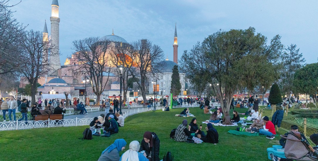 Blaue Stunde vor der Blauen Moschee in Istanbul: Fastenbrechen am Abend. (Foto: imago images / Tolga Ildun)