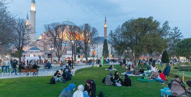 Blaue Stunde vor der Blauen Moschee in Istanbul: Fastenbrechen am Abend. (Foto: imago images / Tolga Ildun)