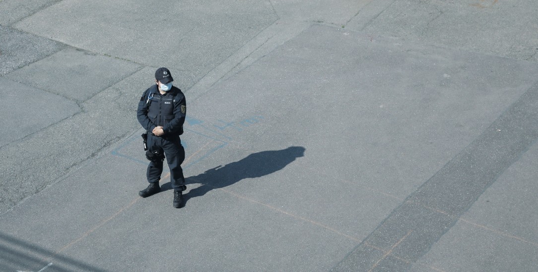 Stuttgart im Mai: Ein Polizeibeamter beobachtet eine Veranstaltung gegen Corona-Restriktionen (Foto: pa/Beqiri)