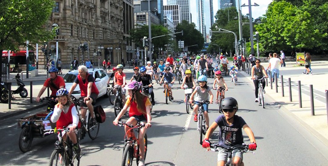 Platz da: Bei der Kidical-Mass in Frankfurt fahren Kinder und Jugendliche mit dem Fahrrad auf Straßen, die sonst voller Autos sind. (Foto: www.radentscheid-frankfurt.de/kidicalmass)