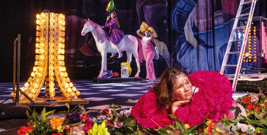 Opulentes Bühnenbild, üppige Körper: Im Stück »Baroque« im Schauspielhaus Bochum geht es um Krisenzeiten und Toleranz (Foto: Fred_Debrock)