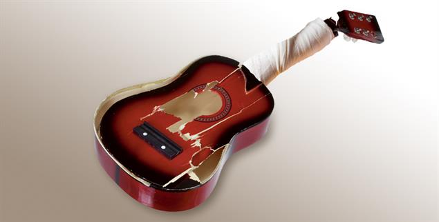 Geschrottet, das gute Stück: Bei einem Sturz fällt unser Kolumnist Fabian Vogt auf die gerade gekaufte Gitarre. Was für ein Pech. Oder kann man die Sache auch positiv sehen?