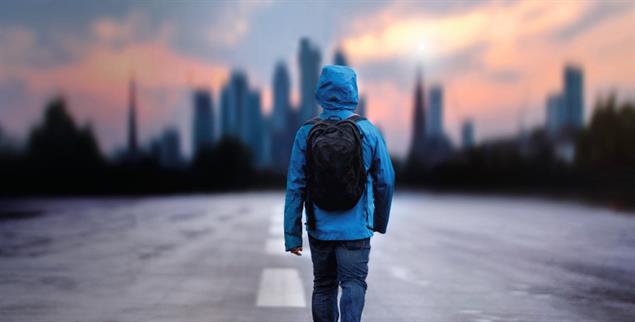 Wetterfeste Hightech-Outdoor-Kleidung wird immer beliebter – auch für harmlose Beschäftigungen wie Stadtbummel (Foto: alamy/Arhelger)