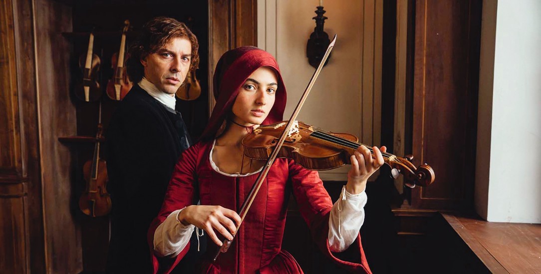 In der Zwickmühle: Die Violinistin Cecilia (Tecla Insolia) und der Maestro Antonio Vivaldi (Michele Riondino) in »Vivaldi und ich«. (Foto: © Kimberley Ross via Filmstarts.de)