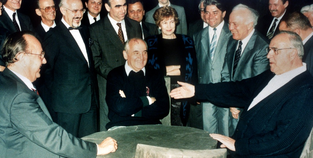 Zeiten der Entspannung: Der damalige Bundeskanzler Helmut Kohl (rechts), der damalige russische Staats- und Parteichef Michail Gorbatschow (Mitte) und der damalige Bundesaußenminister Hans-Dietrich Genscher (links) unterhalten sich im Juli 1990 im Kaukasus über die deutsche Einheit. (Foto: dpa)