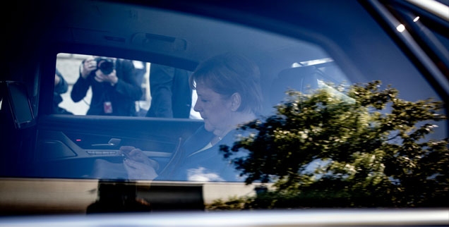 2. Juli 2018, Berlin, einsame Kanzlerin im gepanzerten Dienstwagen: Wem Sie wohl gerade mitteilt, wie ihr Gespräch mit Seehofer verlaufen ist? (Foto: pa/dpa/Kay Nietfeld) 2. Juli 2018, Berlin, einsame Kanzlerin im gepanzerten Dienstwagen: Wem Sie wohl gerade mitteilt, wie ihr Gespräch mit Seehofer verlaufen ist? (Foto: pa/dpa/Kay Nietfeld)