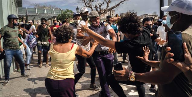 Der Staat greift hart durch: Festnahme bei der Demonstration am 11. Juli in Havanna(Foto: PA/AP/Ramon Espinosa)