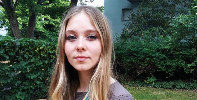 Aktivistin auf dem Kirchentag: Aimée van Baalen wurde 1999 geboren und ist eine der Sprecherinnen der Klimabewegung Letzte Generation, die vor allem mit Klebeaktionen auffällt (Foto: Judith Bauer)