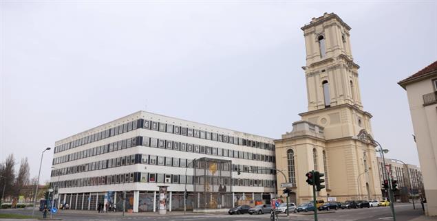 Barocke Fassade: Der wiedererrichtete Turm der Garnisonkirche neben dem Rechenzentrum, einem DDR-Bau. (Foto: imago images/Martin Müller)