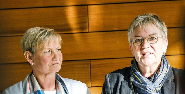 Hilflos betroffen: Die EKD-Ratsvorsitzende Kirsten Fehrs und die Pfälzer Kirchenpräsidentin Dorothee Wüst bei der Entgegennahme der ForuM-Studie (Foto: epd/Jens Schulze)