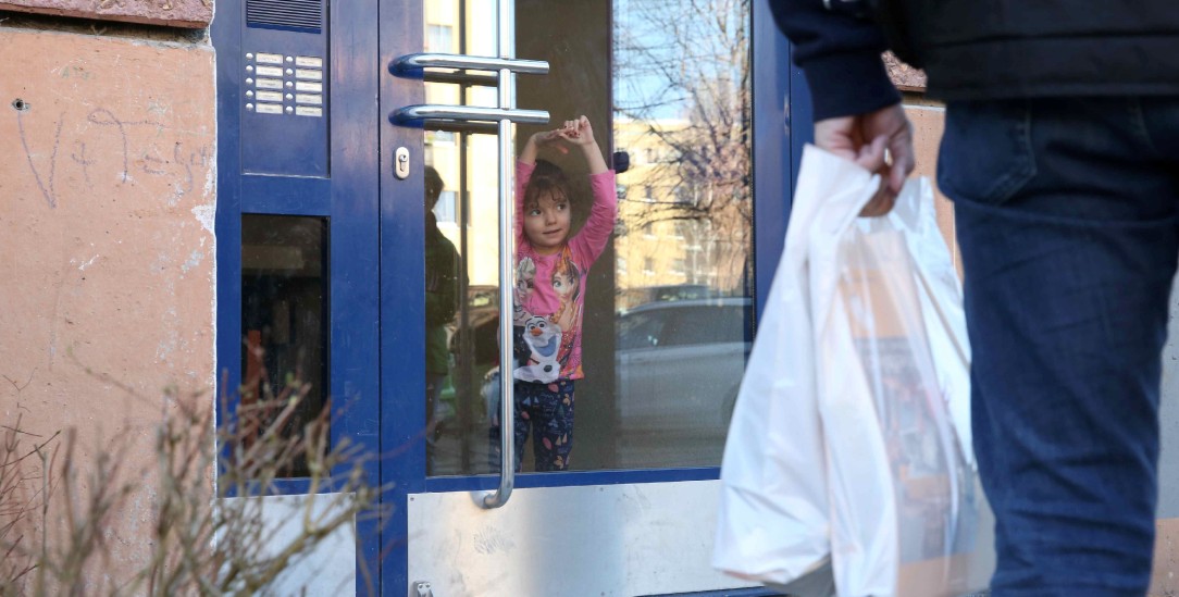 Gegen die Langeweile: Zwei Teddybären zum Spielen, Übergabe mit Abstand (Foto: Montag)