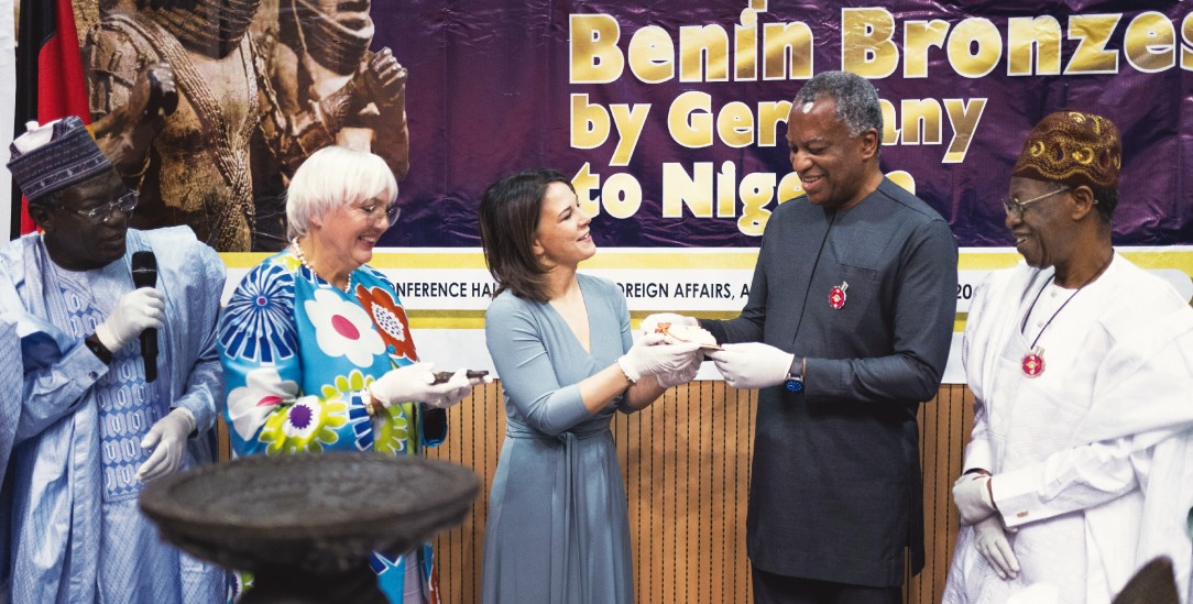 Gut gemeint: Außenministerin Annalena Baerbock und Kulturstaatsministerin Claudia Roth übergeben 2022 Kunstobjekte aus dem Benin-Reich an ihre nigerianischen Amtskollegen Lai Mohammed (r.) und Geoffrey Onyeama (2.v.r.) (Foto: pa/Florian Gaertner)