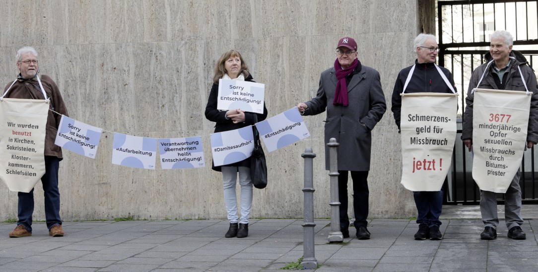 Locker lassen gilt nicht: Betroffene sexualisierter Gewalt demonstrieren im März 2020 in Mainz (Foto: pa/Geisler-Fotopress)