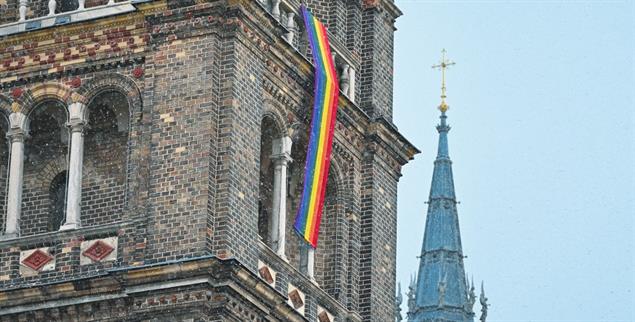 Protest im Zeichen des Regenbogens: Vielerorts haben katholische Gemeinden Regenbogenfahnen gehisst, wie hier die Pfarrkirche Breitenfeld in Österreich (Foto: pa/apa/Herbert Neubauer)