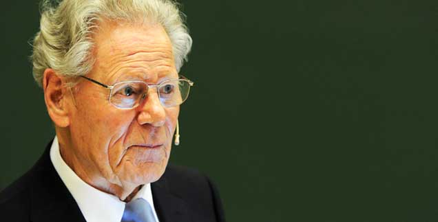 Der katholische Theologe Hans Küng will, dass Papst Franziskus nicht nur für die Armen außerhalb der Kirche streitet. Das schreibt er in einem Meinungsbeitrag, der am 11. Oktober 2013 in Publik-Forum erscheint. (Foto: pa/Bockwoldt) Der katholische Theologe Hans Küng will, dass Papst Franziskus nicht nur für die Armen außerhalb der Kirche streitet. Das schreibt er in einem Meinungsbeitrag, der am 11. Oktober 2013 in Publik-Forum erscheint. (Foto: pa/Bockwoldt)