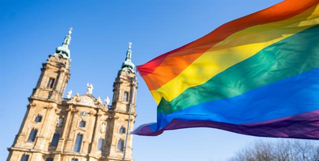 Diversität und Akzeptanz in der Kirche: Dafür steht die Regenbogenfahne (Foto: PA/DPA/Nicolas Armer)