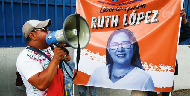 Lässt sich nicht einschüchtern: Ein Unterstützer in San Salvador fordert »Freiheit für Ruth López«. Die Anwältin und Mitarbeiterin der Menschenrechtsorganisation Cristosal wurde am 18.5.25 unter fadenscheinigen Vorwürfen inhaftiert und sitzt seitdem im Gefängnis.