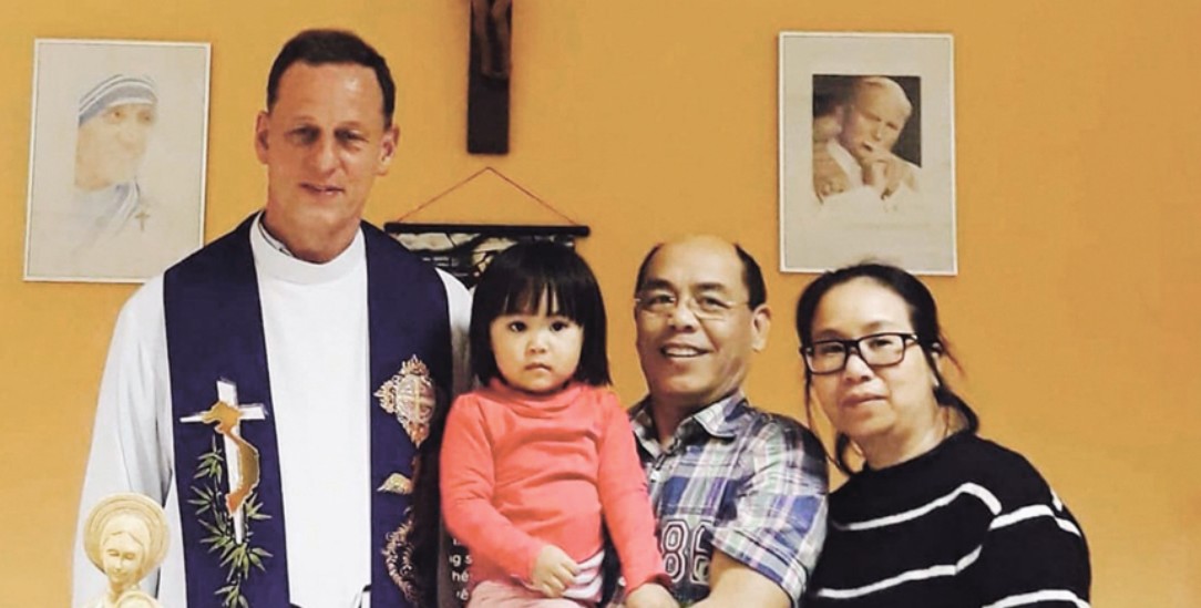 Pham Phi Son mit Familie und Geistlichem: Jeden Sonntag in die Kirche. (Foto: privat)