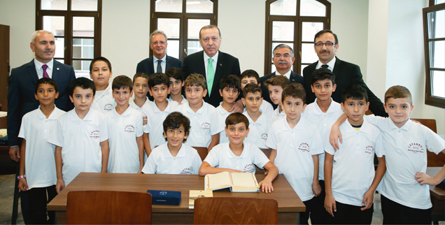 Präsident Erdogan (in der Bildmitte) besucht eine der Imam-Hatip-Schulen, die ursprünglich nur zur Ausbildung von islamischen Predigern gedacht waren, inzwischen aber für alle Schüler offen sind (Foto: pa/abaca)