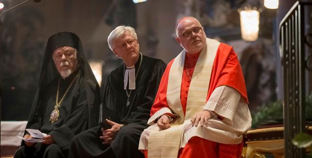 Höflich beieinander: Der griechisch-orthodoxe Metropolit Augoustinos, der ehemalige bayerische Landesbischof Heinrich Bedford-Strohm und der Münchener Kardinal Reinhard Marx. (Foto: KNA-Bild/Heike Rost)