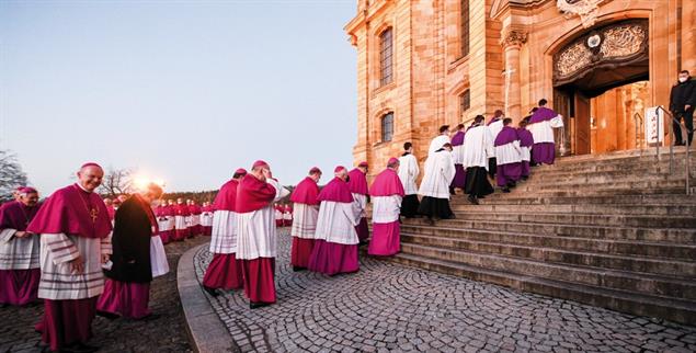 Bischöfe unter sich: Einzug in die Basilika Vierzehnheiligen beim Eröffnungsgottesdienst (Foto: Steinbrecht / KNA)