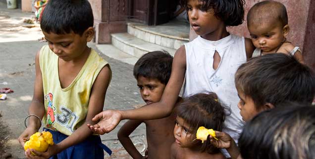Kinder in einem Slum in Kalkutta: Was hat Reichtum mit Armut zu tun? Entwicklungsländern entgingen mehr als100 Milliarden US-Dollar jährlich, weil Konzerne ihre Gewinne und reiche Einzelpersonen ihre Vermögen in Steueroasen verschöben, um Steuern zu sparen, sagt die Entwicklungsorganisation Oxfam  (Foto: pa)