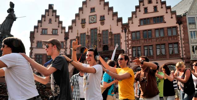 Keine Rücksicht auf religiöse Gefühle: Flashmob-Aktion auf dem Römerberg in Frankfurt am Main am Karfreitag im vergangenen Jahr, mehr als 1500 junge Leute tanzen zur Musik aus mitgebrachten MP3-Playern und protestieren gegen das zu Ostern geltende Verbot von öffentlichen Tanzveranstaltungen (Foto: pa/dpa/Roessler)