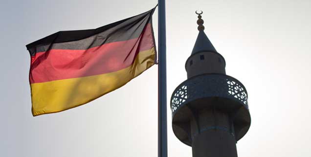 Eine deutsche Fahne weht neben dem Minarett einer Moschee am Rande von Schwäbisch-Hall: Der 3. Oktober erinnert an die deutsche Wiedervereinigung. Es ist auch der Tag der offenen Moschee. (Foto: pa/Rumpenhorst)
