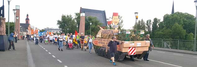 Der Staffellauf »Frieden geht« zieht durch Frankfurt, mit dem Panzer aus Holz und Pappe protestieren die Teilnehmer besonders gegen die Rüstungsexporte in die Türkei (Foto: www.frieden-geht.de/Flickr)