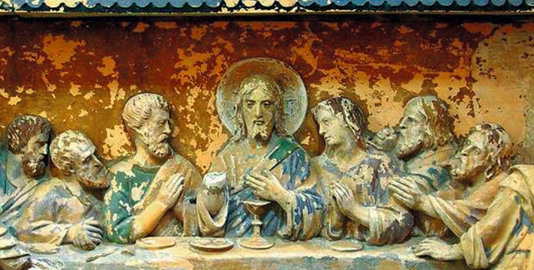 Besondere Nähe: Ist die weiblich aussehende Gestalt an der Seite Jesu der »Lieblingsjünger« oder vielleicht doch eine »Lieblingsjüngerin«? (Relief aus Frankreich) (Foto: www.tourisme-en-france.com)