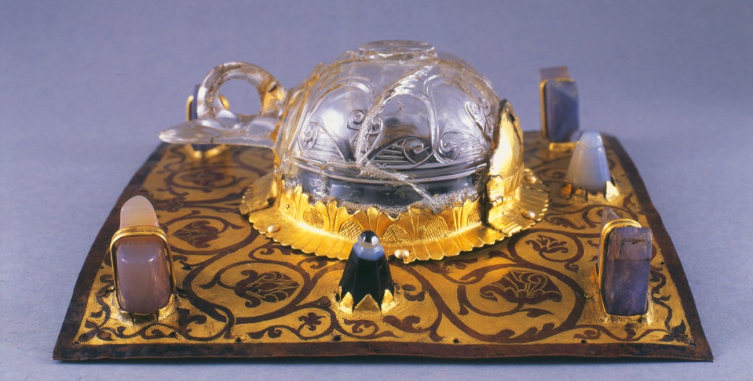 Platte vom Ambo Heinrichs II. im Aachener Dom, geschmückt mit Gegenständen aus dem islamischen Großreich der Abbasiden (Domschatzkammer Aachen, Foto: Pit Siebigs)