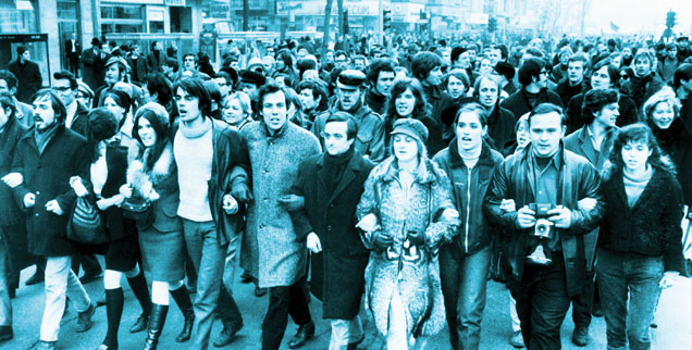 Berlin, Kurfürstendamm, 3. Februar 1968: Eine von vielen Demonstrantionen des »irren Jahres«, wie es unser Autor Hartmut Meesmann in Erinnerung hat. Er war damals 18 und machte gerade Abitur. (Foto: pa/dpa/Konrad Giehr)