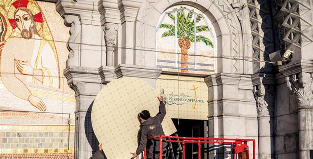 (K)ein Verlust für die Kunstwelt? Die kitschigen Mosaiken von Rupnik werden verdeckt. (Foto: KNA-Bild / Pierre Vincent)