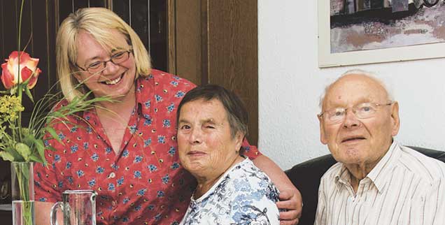 Geben und nehmen: Rosa-Maria Fischer (stehend) kümmert sich um das Ehepaar Steinhart. (Foto: Pfann)