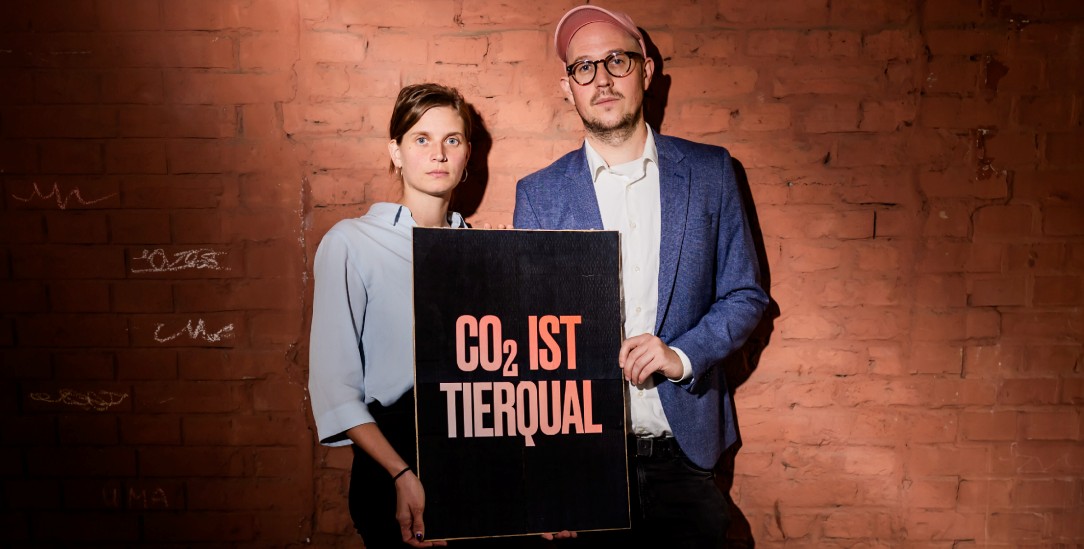Vom Schlachthofbetreiber verklagt: Anna Schubert und Hendrik Haßel finden, dass die Wahrheit über die CO2-Betäubung ans Licht muss. (Foto: pa/Christoph Soeder)
