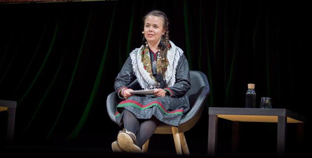 Von den Indigenen einen wertschätzenden Umgang mit der Natur lernen: Julia Rensberg auf dem Podium beim ÖRK (Foto: Albin Hillert/WCC)