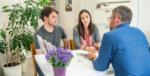 Raus zu den Menschen: Sozialarbeit solle in Arztpraxen oder Einkaufszentren geschehen, sagt Carlo Knöpfel. (Foto: Caritas Schweiz/Thomas Plain)